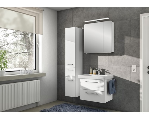 Badezimmer mit Waschtisch, Spiegelschrank und Hochschrank in einem modernem Design