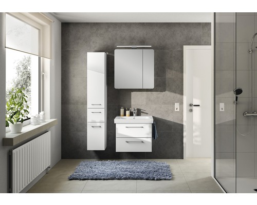 Helles Badezimmer mit Waschbecken, Spiegelschrank, Hochschrank und Dusche