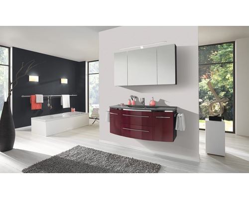 Modernes Badezimmer mit Waschtisch, Spiegelschrank, Badewanne und Dekoration