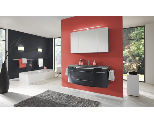 Modernes Badezimmer mit Badewanne, Waschtisch mit Unterschrank und Spiegelschrank