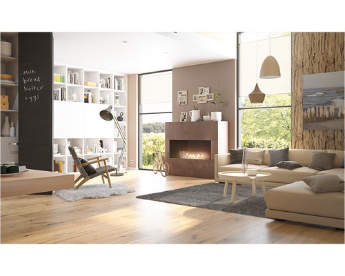 Wohnzimmer mit Bücherregal, Kamin, Sofa und Dekorationen für eine gemütliche Atmosphäre.