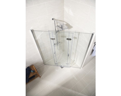 Eckdusche mit Glaswänden und Duschkopf in einem hellen Badezimmer