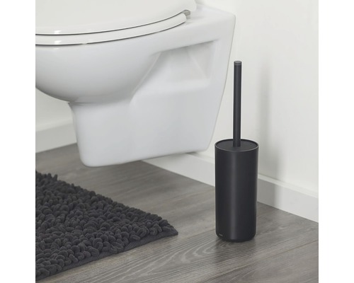 Wand-WC mit Toilettenbürste und Badteppich