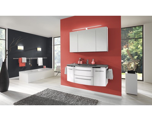 Modernes Badezimmer mit Waschtisch, Spiegelschrank, Badewanne und Dekoration