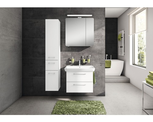 Modernes Badezimmer mit Waschbeckenunterschrank, Spiegelschrank, Hochschrank und Badewanne