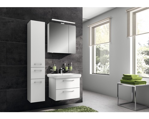 Badezimmer mit Waschtisch, Spiegelschrank und Hochschrank