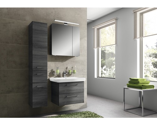 Modernes Badezimmer mit Waschtisch, Spiegelschrank und Hochschrank in Holzoptik.