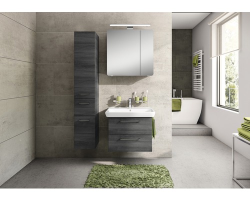 Badezimmer mit Waschtisch, Spiegelschrank, Hochschrank, Badewanne und Handtuchheizkörper