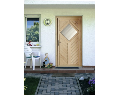 Holzeingangstür mit Glaseinsatz vor einem Haus