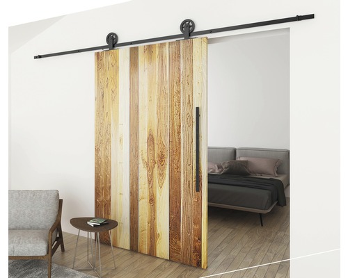 Schiebetür mit Holzpaneelen und schwarzer Laufschiene vor einem Schlafzimmer