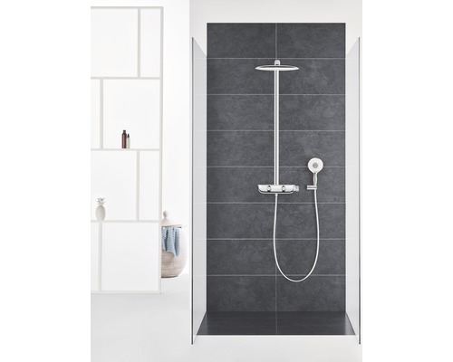 Duschsystem mit Kopfbrause und Handbrause in einer modernen Badezimmerumgebung.