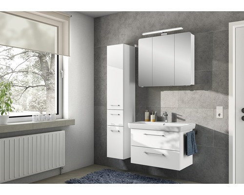 Modernes Badezimmer mit Waschbeckenunterschrank, Spiegelschrank und Hochschrank