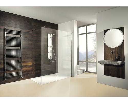 Badezimmer mit Dusche, Handtuchwärmer, Waschbecken und Spiegel