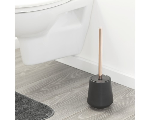 Schwarze Toilettenbürste mit Griff im Badezimmer