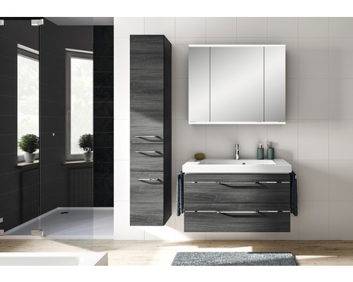 Helles Badezimmer mit Waschbeckenunterschrank, Spiegelschrank und Hochschrank