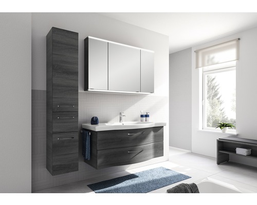 Badezimmer mit Waschtischunterschrank, Spiegelschrank mit Beleuchtung und Hochschrank in Holzoptik