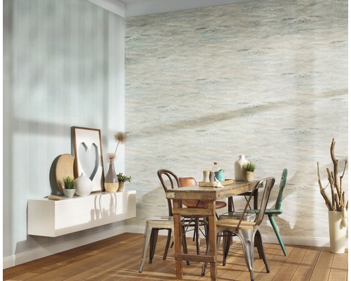 Esszimmer mit Holztisch und Stühlen vor einer Wand mit Muster und einer Wand mit Streifen