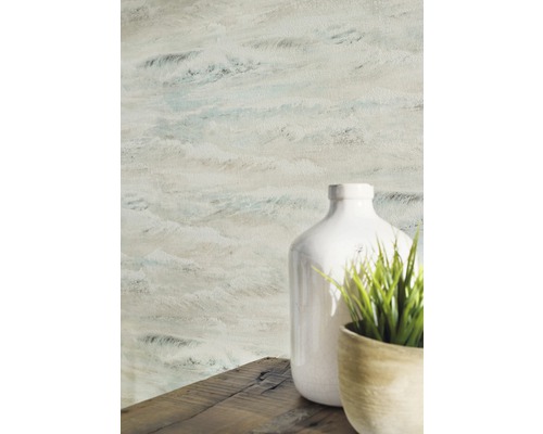 Detailaufnahme einer Wandtapete mit Wellenmuster neben einer weißen Vase und einer Topfpflanze