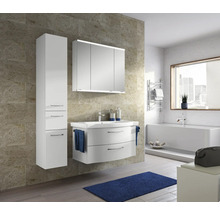 Badezimmer mit weißen Badmöbeln, Waschtisch, Spiegelschrank, Hochschrank, Badewanne und Fenster