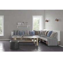 Wohnzimmer mit Palettensofa, Couchtisch aus Paletten, Hocker und Wandleuchten