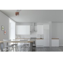 Heller Küchenbereich mit Esstisch und Deckenstrahler mit drei Leuchten