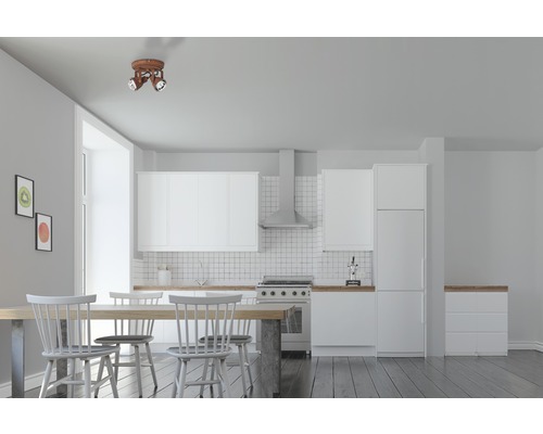 Heller Küchenbereich mit Esstisch und Deckenstrahler mit drei Leuchten