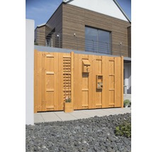 Gartenzaun aus Holz mit integriertem Rankgitter, Vogelhaus und Insektenhotel vor einem modernen Haus