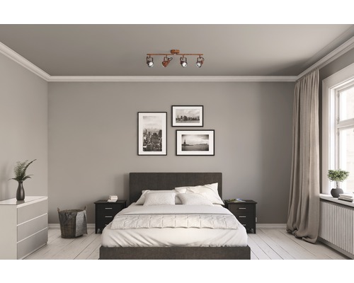 Schlafzimmer mit Deckenleuchte mit vier Strahlern