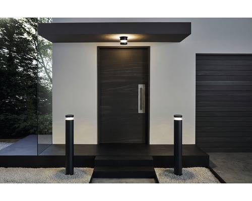 Eingangsbereich mit Haustür, Außenleuchten und minimalistischem Design