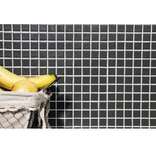 Mosaikfliesen an einer Wand mit einem Korb mit Obst