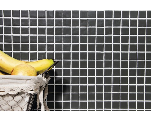 Mosaikfliesen an einer Wand mit einem Korb mit Obst