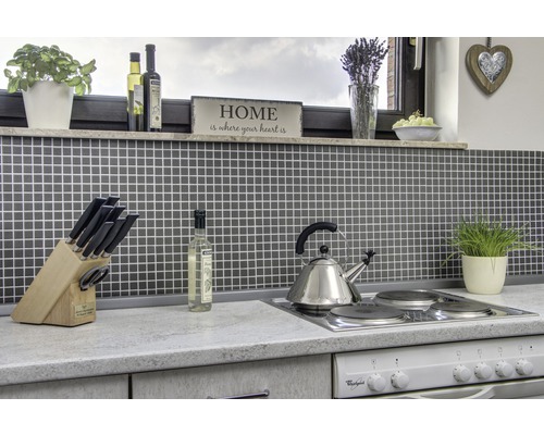 Küchenszene mit Kochfeld, Wasserkocher, Messerblock und Dekoration