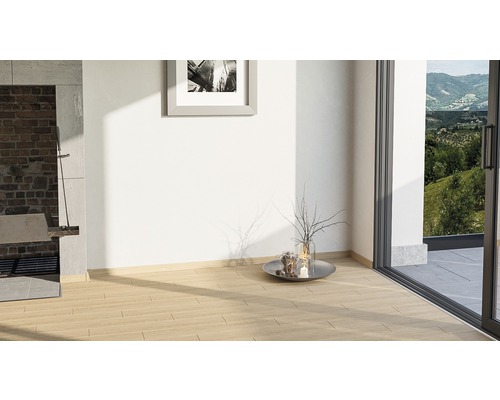Heller Raum mit Holzboden, Terrassentür und Dekoration