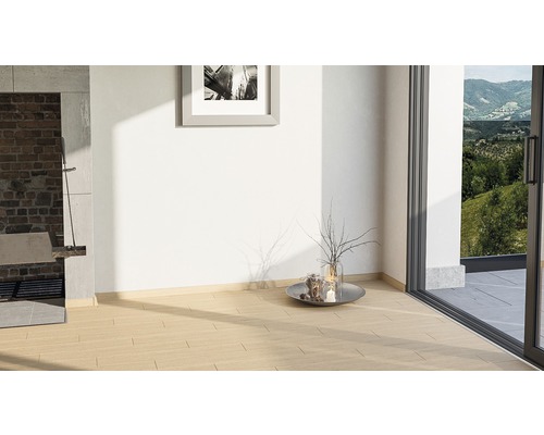 Heller Raum mit Holzboden, Grillplatz und Blick nach draußen