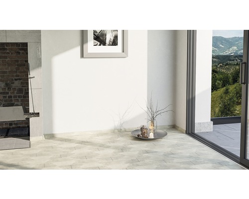 Heller Raum mit Fliesenboden, Grill und Fenster mit Ausblick