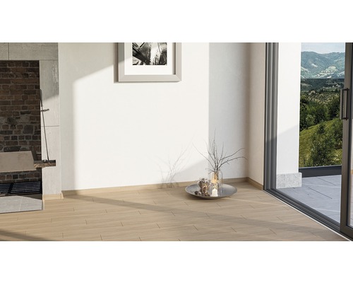 Heller Raum mit Steinwand, Kunstwerk und Holzfliesenboden