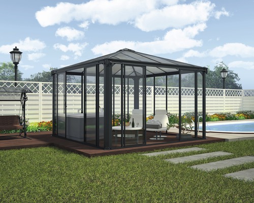 Pavillon Palram – Canopia Ledro 3600 geschlossen 360 x 360 cm grau Pavillon mit Whirlpool, Stühlen und Tisch im Garten