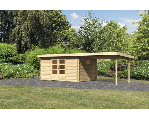 Holzgartenhaus mit Carport im Außenbereich