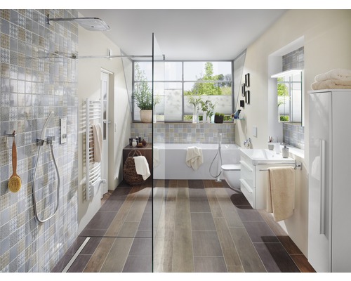 Badezimmer mit Dusche, Badewanne, Waschbecken und Toilette im hellen Design