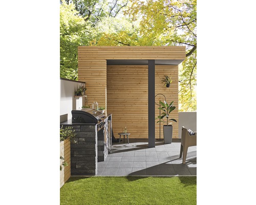 Gartenszene mit Grillplatz, Holzverkleidung und Fliesenboden