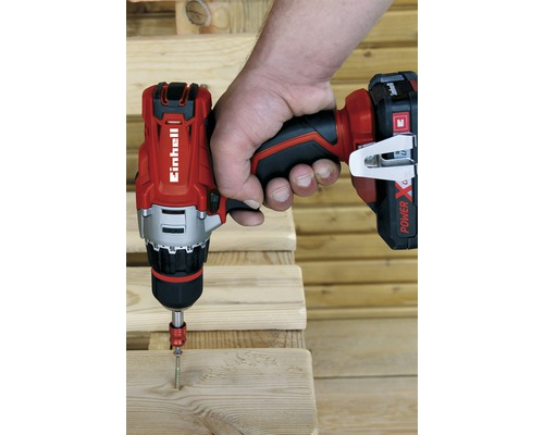 Einhell Akku-Bohrschrauber beim Einschrauben einer Schraube in Holz