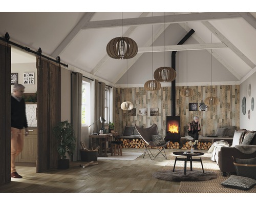 Wohnraum mit Holzofen, Holzwandverkleidung, Deckenleuchten aus Holz und Schiebetür