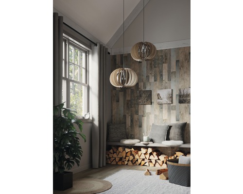 Heller Raum mit Holzvertäfelung, Sitzbank mit Kissen, Holzstapel, Teppich und zwei Holzpendelleuchten