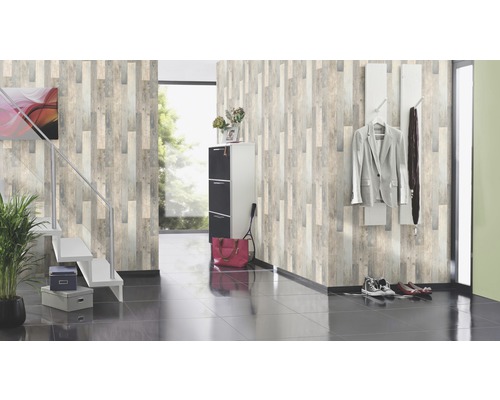 Heller Eingangsbereich mit Holzpaneel Tapete, Treppe, Schuhschrank und Garderobe.