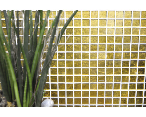 Goldfarbene Mosaikfliesen mit Pflanzen