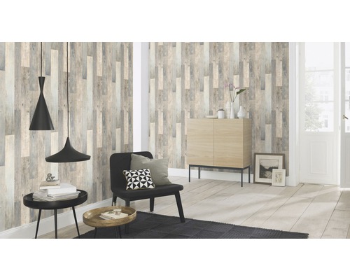 Wohnzimmer mit Holzpaneel Tapete, Sessel und Dekoration