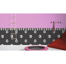 Kinderzimmer mit rosa Wand, Tapete mit Tiermotiv, Strickleiter, Trampolin und Sitzsack.