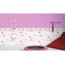 Kinderzimmer mit rosafarbener Wand, Bordüre mit Prinzessinnen und Burgen, Sprossenleiter und Trampolin