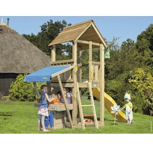 Spielturm mit Rutsche, Leiter und Sandkasten im Garten mit spielenden Kindern.