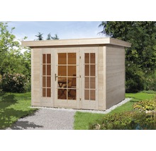 Gartenhaus aus Holz mit Glastüren in einem Garten.